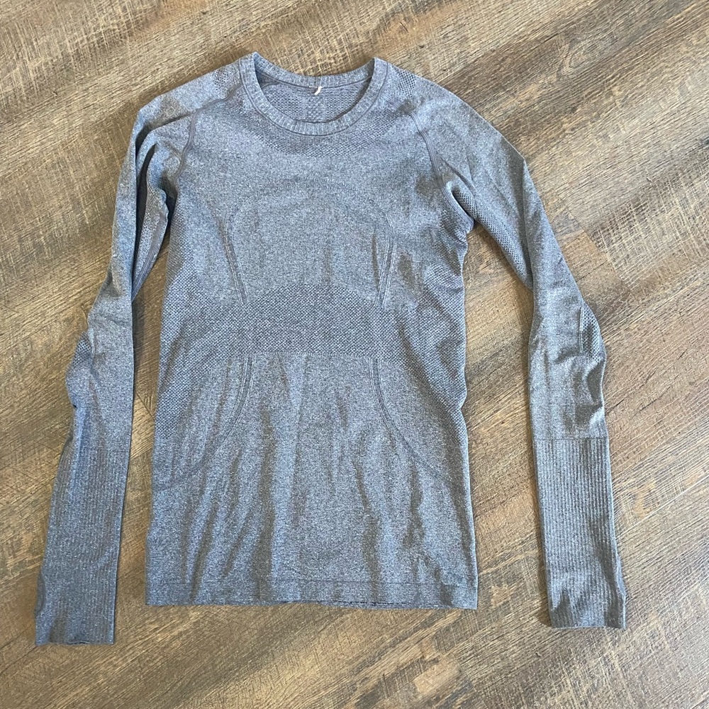 Womens lululemon workout shirt